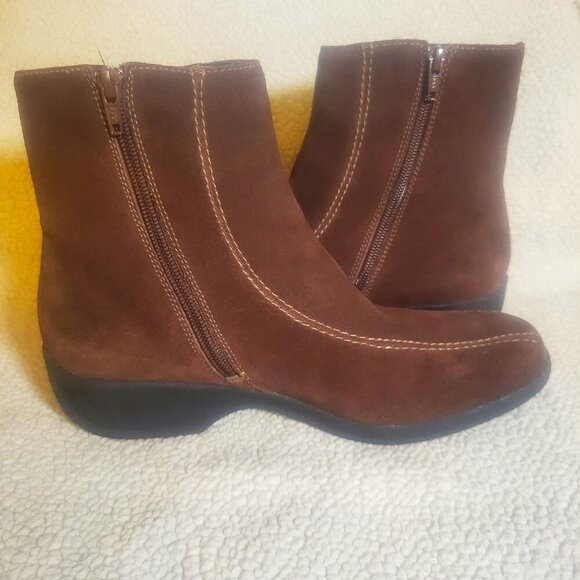 Clarks Women's Ashlyn Boot Brown Suede Side Zip Bootie Rubber Sole - Size 8W - Picture 3 of 10